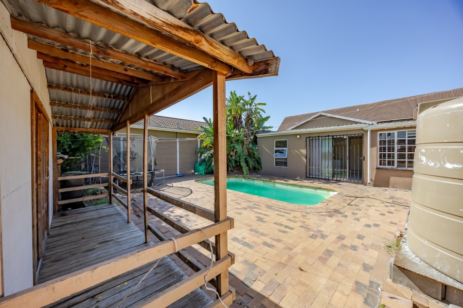 5 Bedroom Property for Sale in Bothasig Western Cape